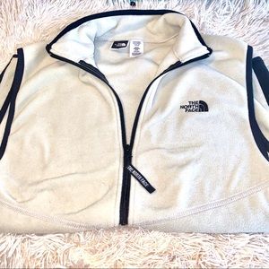 The North Face two-toned men’s fleece vest